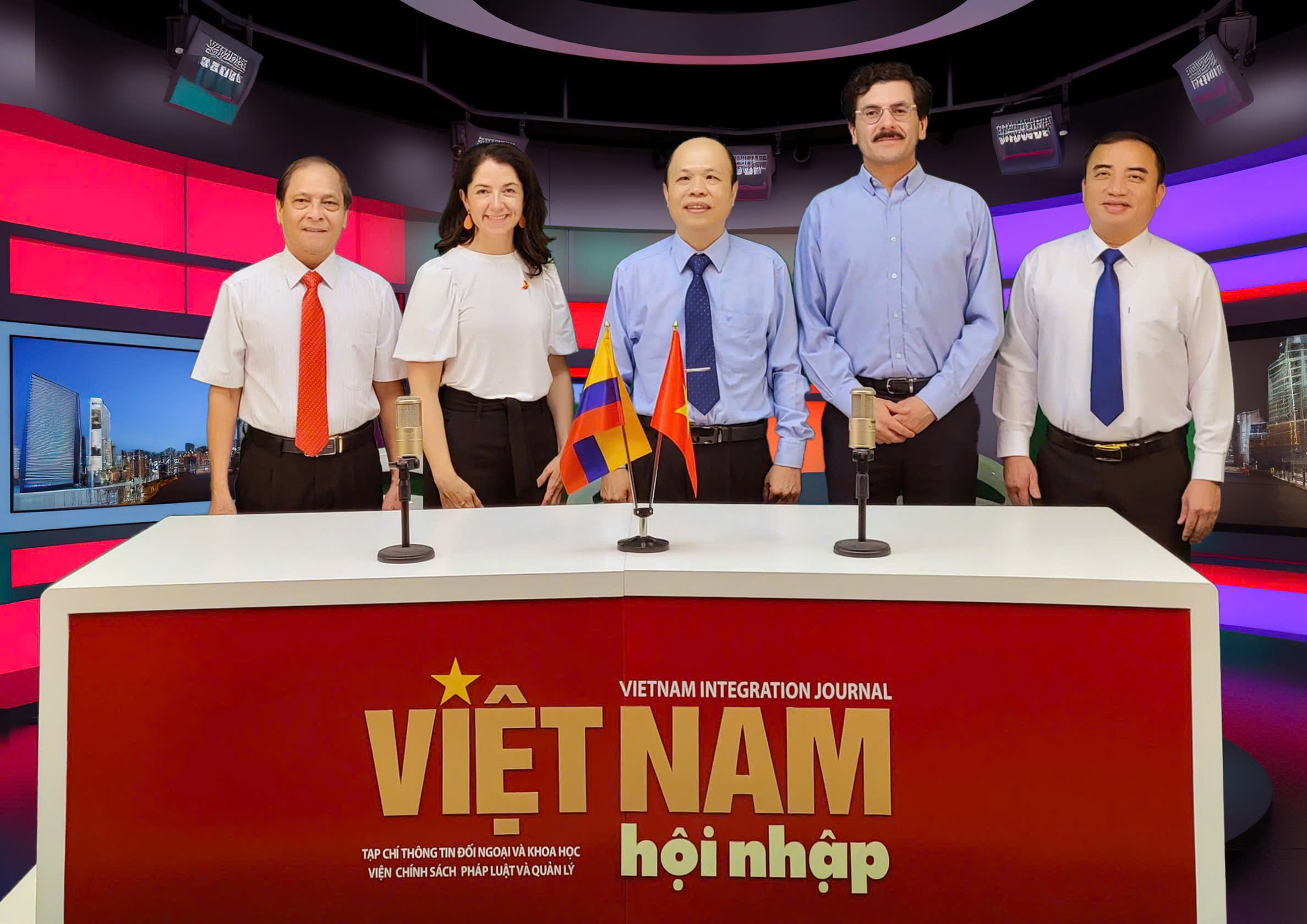 The Colombian Embassy delegation visited the studio of Vietnam Integration Magazine