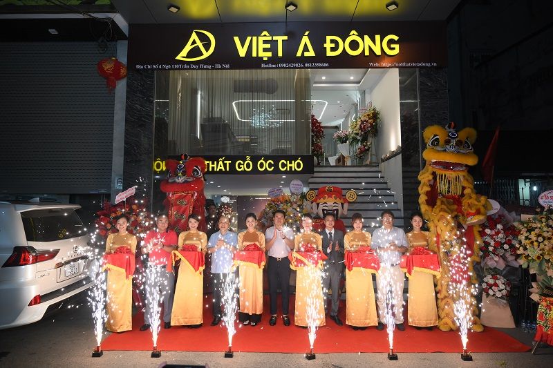 KTS Đặng Việt cùng Tổng biên tập Tạp chí Việt Nam Hội nhập Đoàn Mạnh Phương và các quý đối tác, khách hàng cắt băng khai trương.