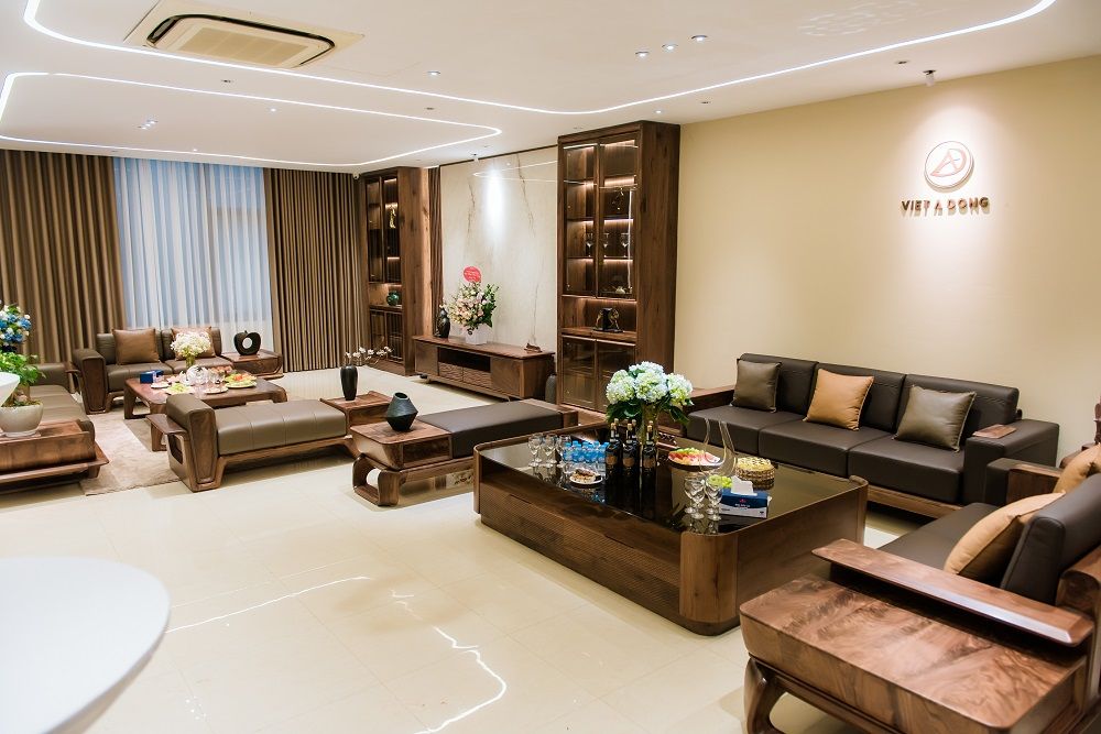 Không gian trưng bày các sản phẩm nội thất từ gỗ óc chó tại Showroom mới của Việt Á Đông.