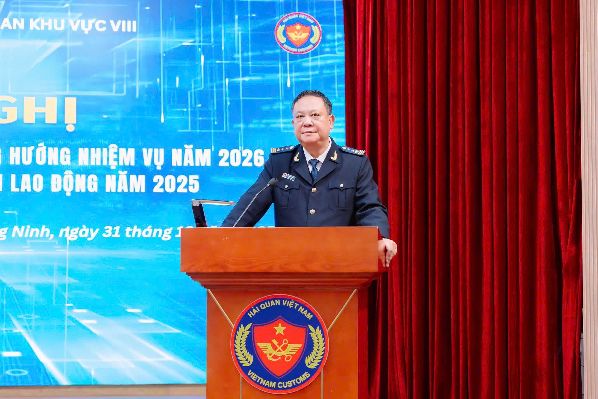 Đồng chí Phạm Quốc Hưng – Ủy viên Ban Chấp hành Đảng bộ tỉnh, Bí thư Đảng ủy, Chi cục trưởng Chi cục Hải quan khu vực VIII chủ trì Hội nghị.