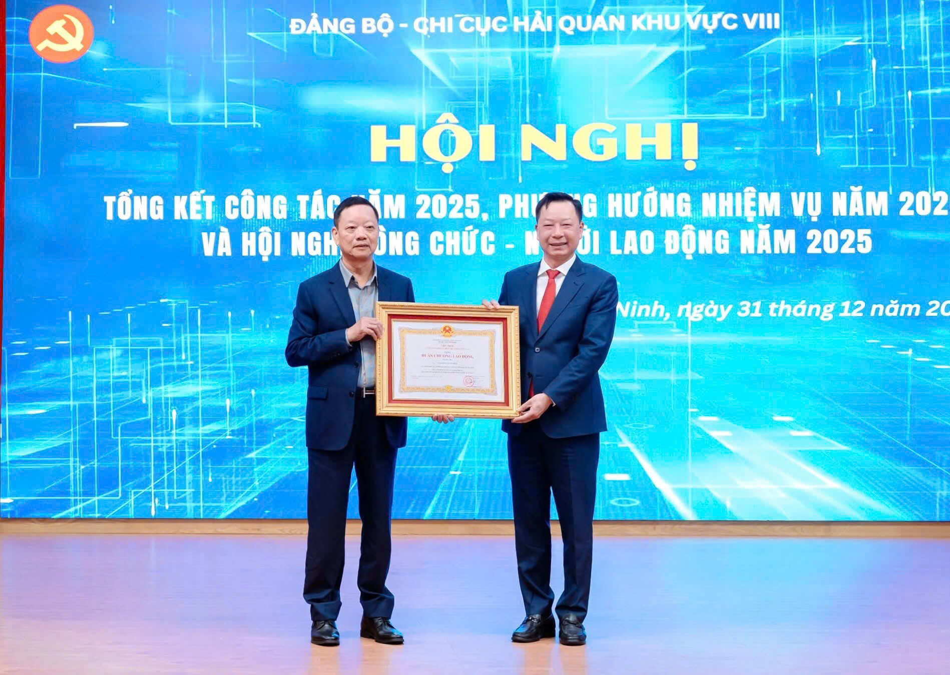 Đồng chí Lê Văn Ánh – Ủy viên Ban Chấp hành Đảng bộ tỉnh, Phó Chủ tịch UBND tỉnh Quảng Ninh tặng bằng khen.