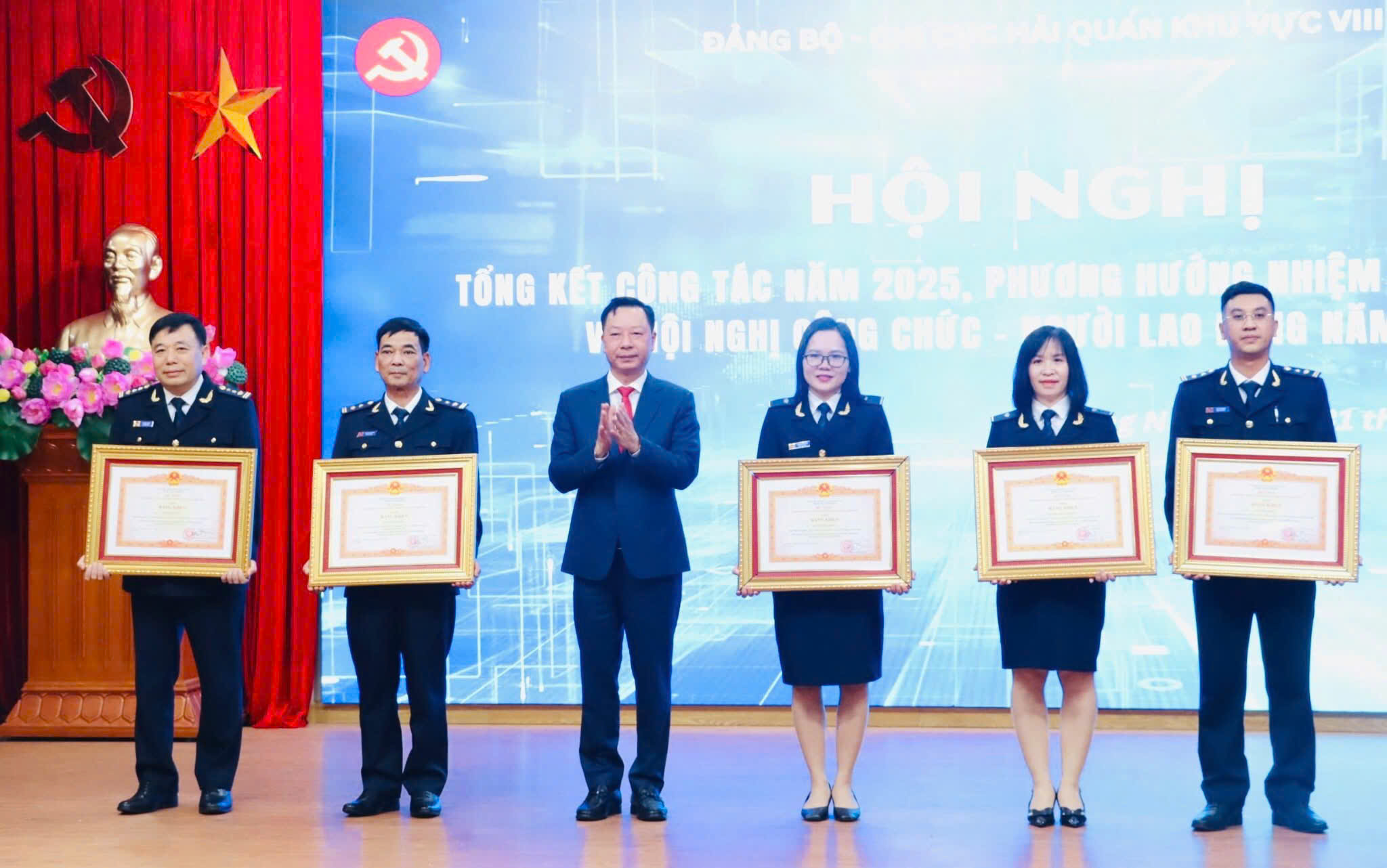 Tập thể, cán bộ Chi cục Hải quan khu vực VIII được tặng bằng khen thi thua.