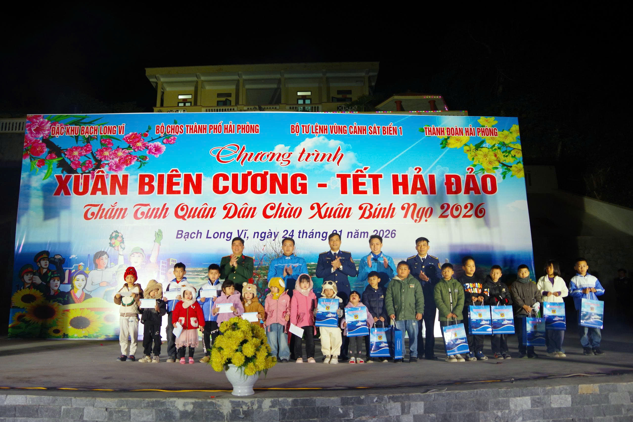  Tặng quà cho các cháu học sinh của đặc khu Bạch Long Vỹ.