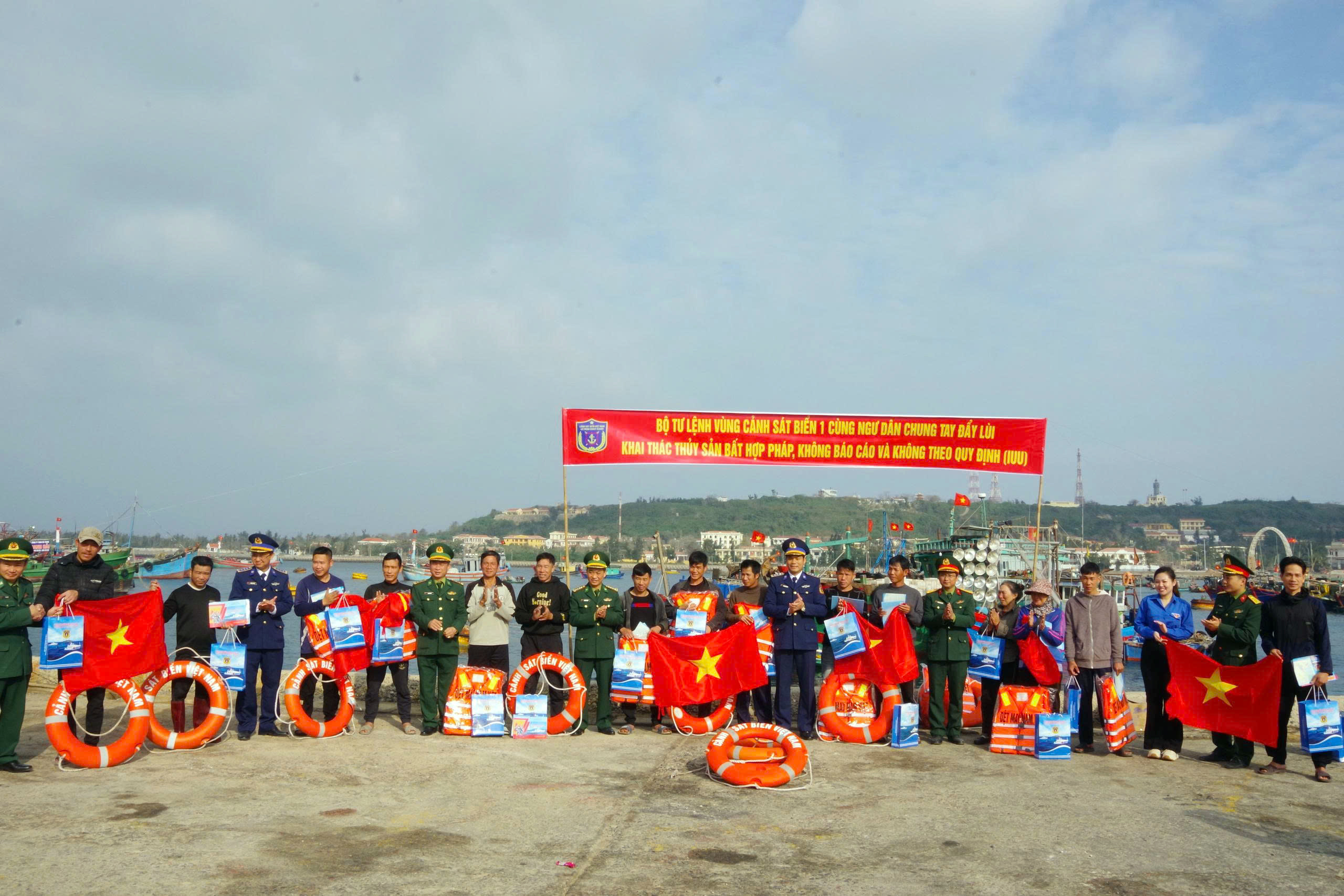 Tặng quà Tết, cờ Tổ Quốc cho bà con nhân dân tại đặc khu Bạch Long Vỹ.  