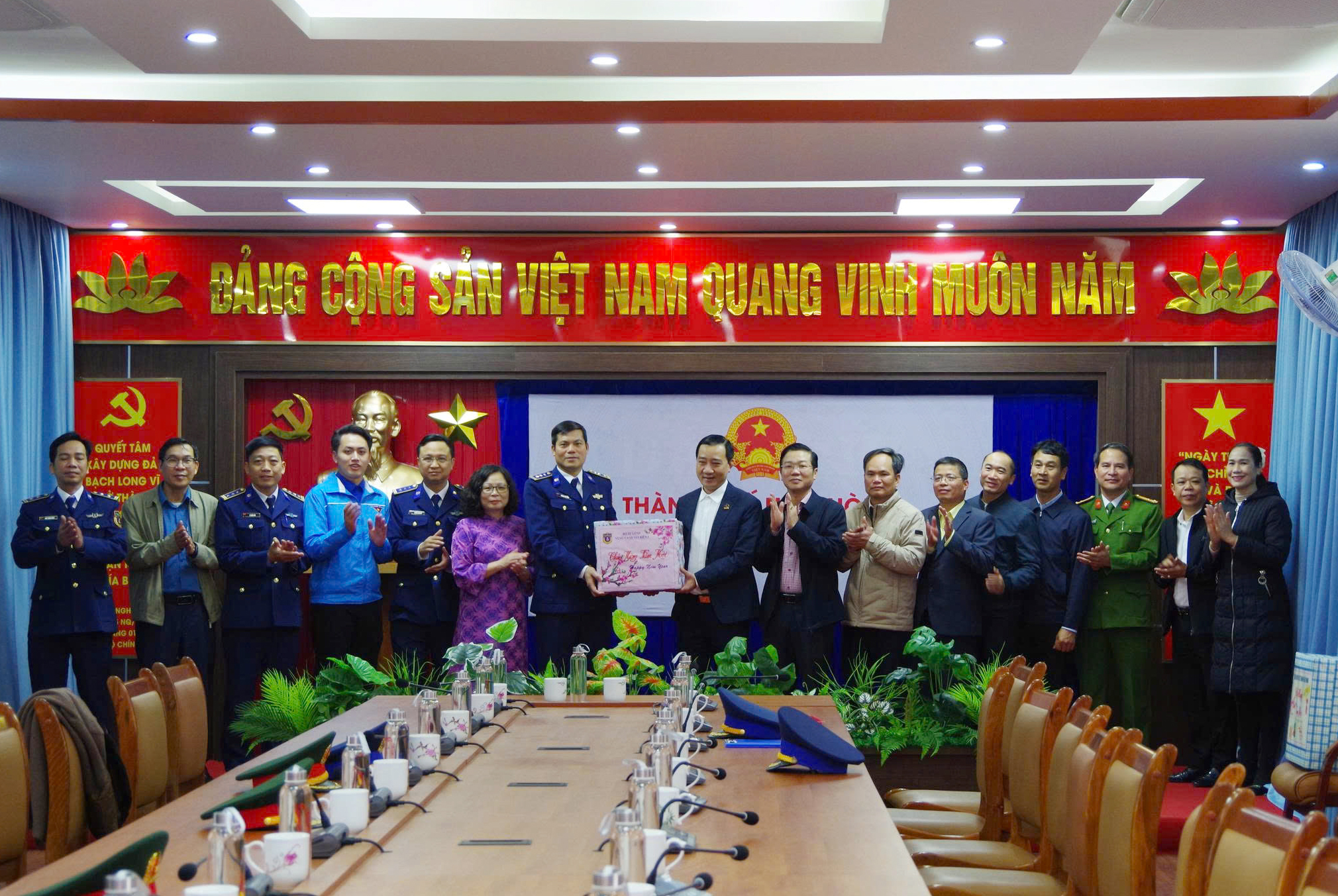 Thượng tá Trương Văn Hùng, Phó Chính uỷ Vùng CSB 1 cùng đoàn công tác chúc Tết Đảng bộ, chính quyền đặc khu Bạch Long Vĩ.