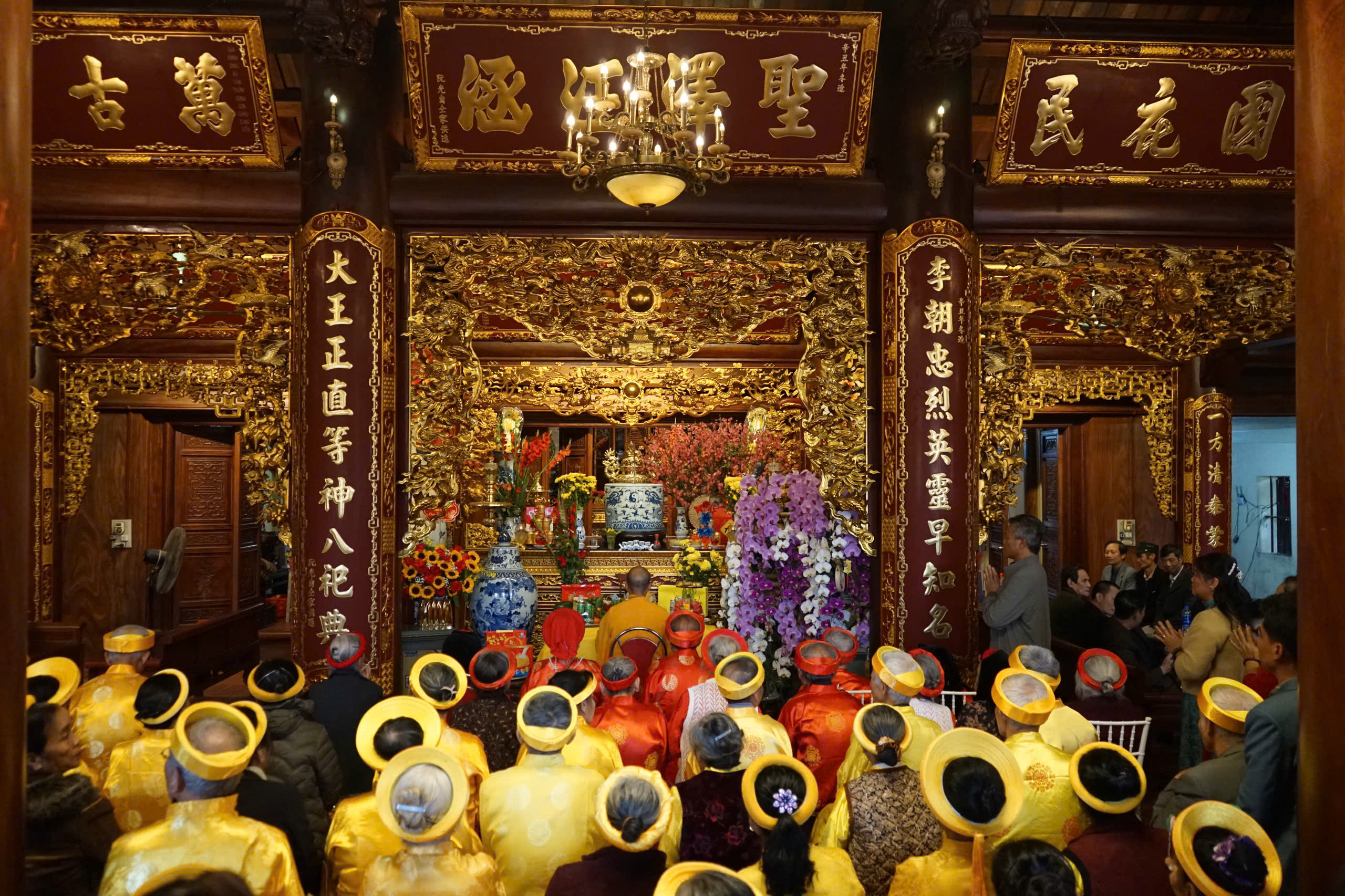 Đại đức Thích Thanh Tuyên – trụ trì địa phương – thực hiện nghi thức cầu an, cầu phúc, cầu sức khỏe cho các cụ.