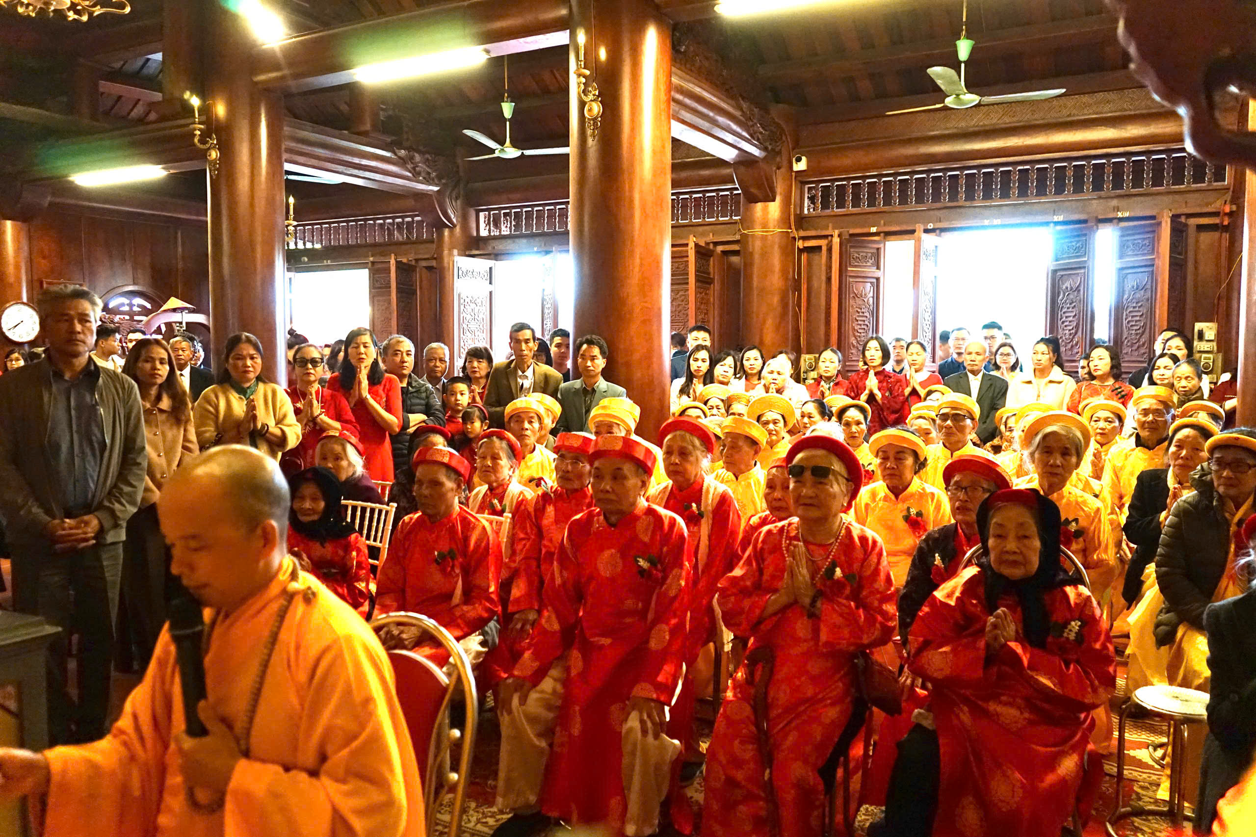 Lễ mừng thọ cho 67 cụ cao niên, độ tuổi từ 70 đến 100.