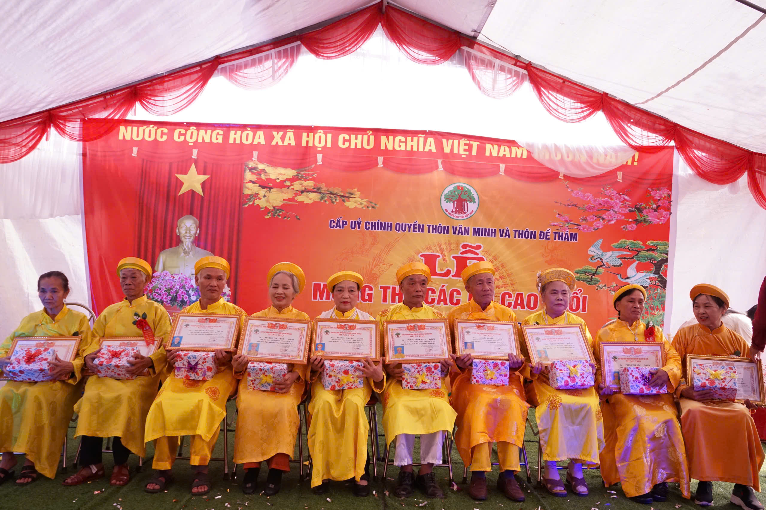 Các cụ ông, cụ bà được nhận bằng chứng nhận do Đảng ủy, UBND xã Phú Xuyên và Cấp ủy chính quyền địa phương trao tặng.