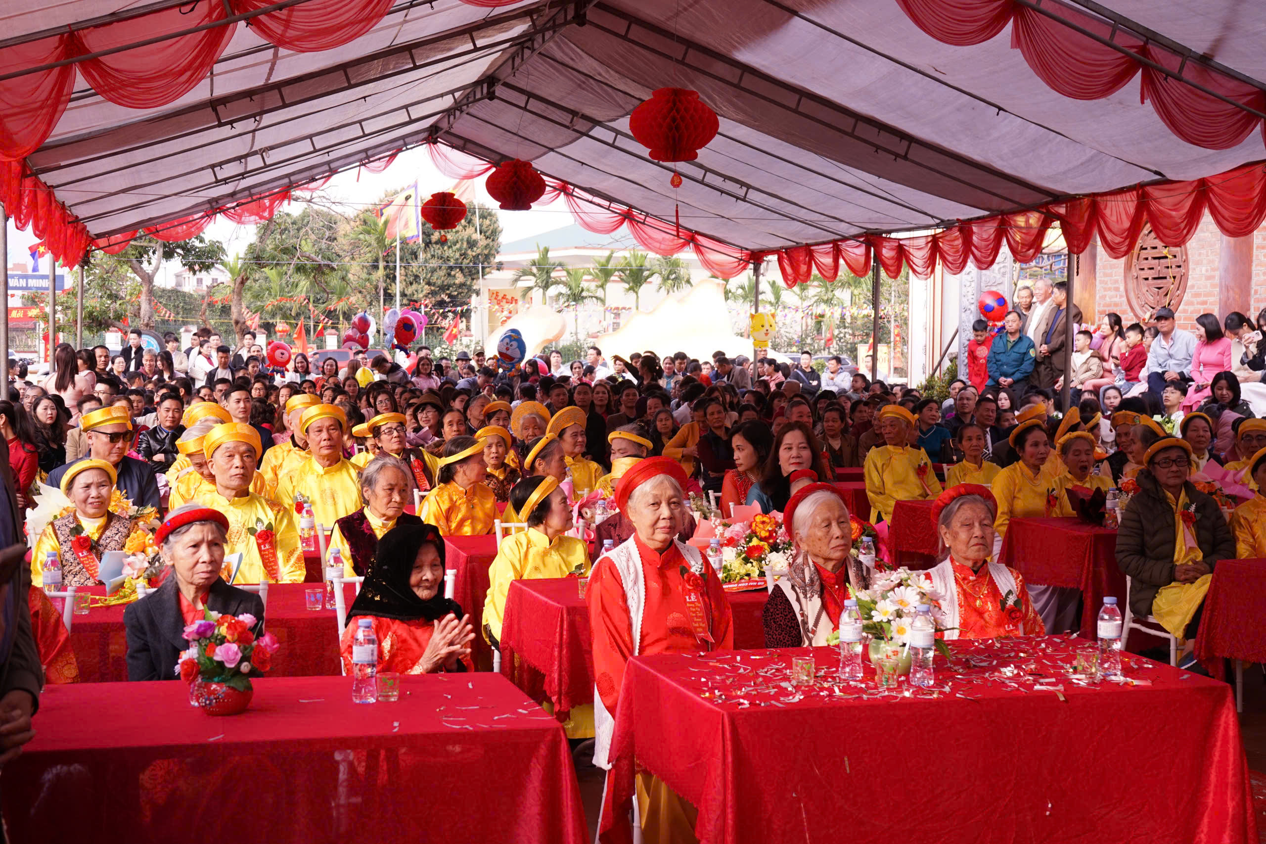 Trong sự bận rộn hối hả của dòng chảy xã hội, đầu năm cũng là lúc mọi người dân còn đang du xuân và hội tụ lại để kính chúc thượng thọ các bậc cao niên luôn khỏe mạnh sống lâu trăm tuổi vui vẻ tuổi già.