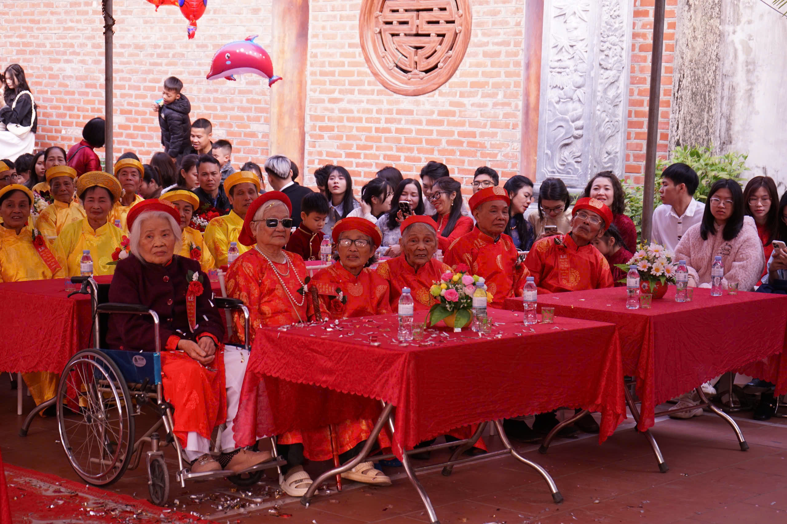 Các cụ áo đỏ tuổi 90 - 95 cũng là độ tuổi xưa này đã hiếm. 