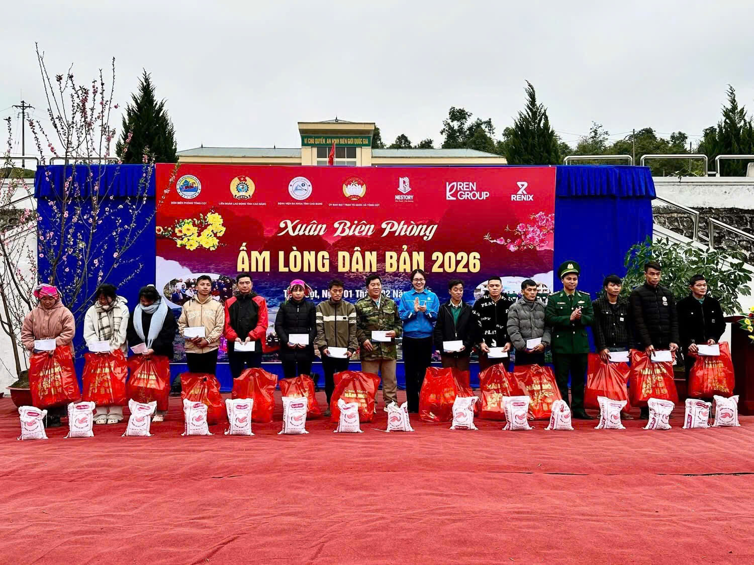 Những món quà gửi gắm tình yêu thương bà con dân tộc vùng cao. 