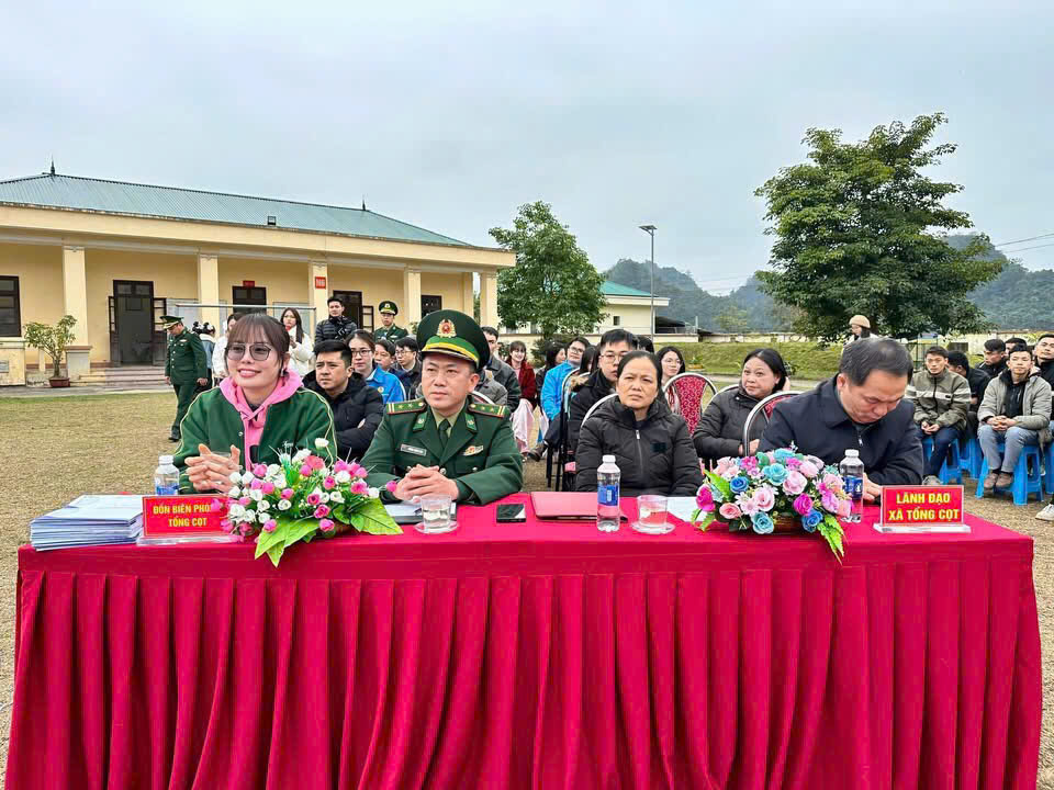 Lãnh đạo chính quyền địa phương cùng đồn biên phòng Tổng Cọt tổ chức chương trình. 