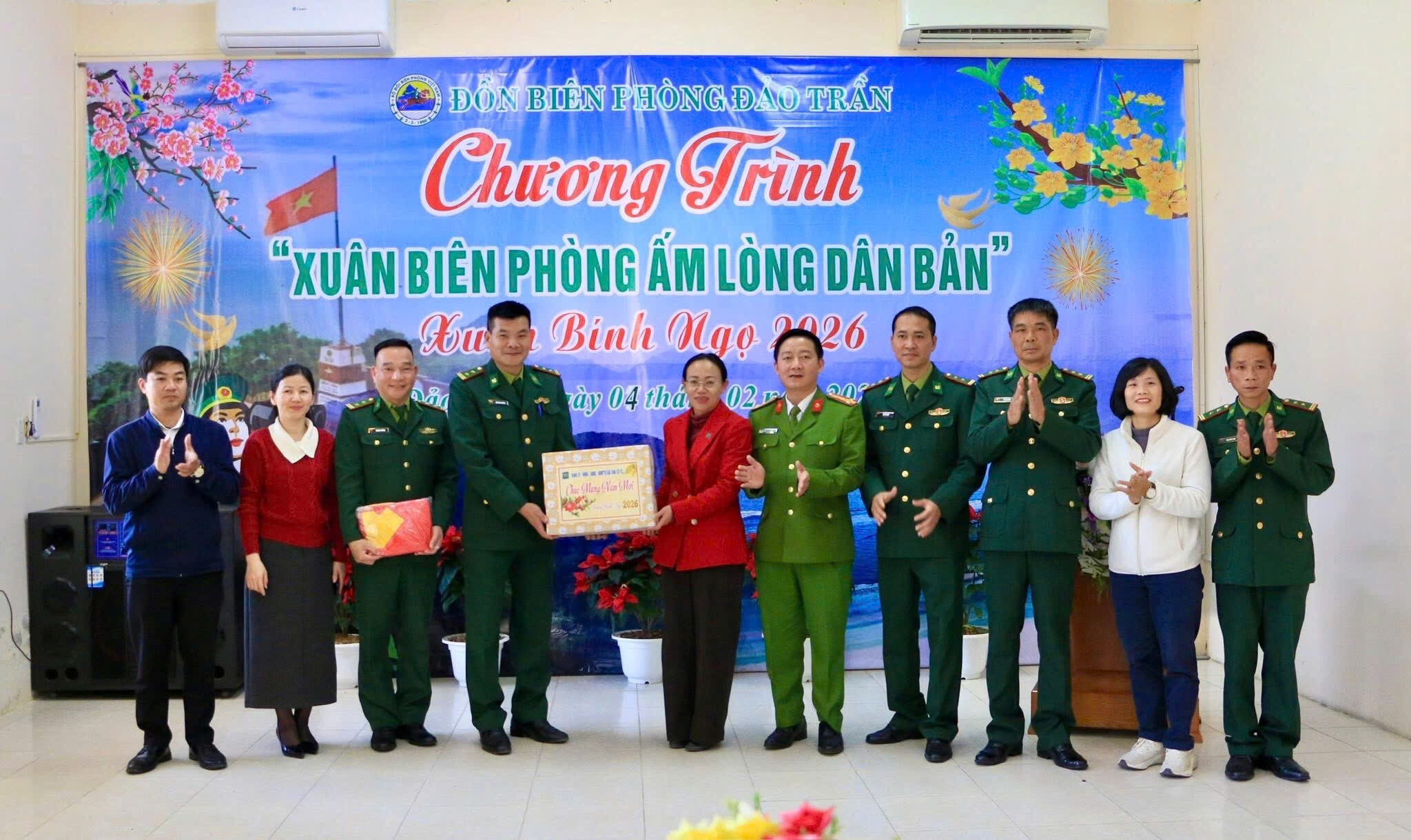 Đồng chí Lê Ngọc Hân – Ủy viên Ban Chấp hành Đảng bộ tỉnh, Bí thư Đảng ủy, Chủ tịch HĐND đặc khu, cùng đại diện các cơ quan trao tặng quà.