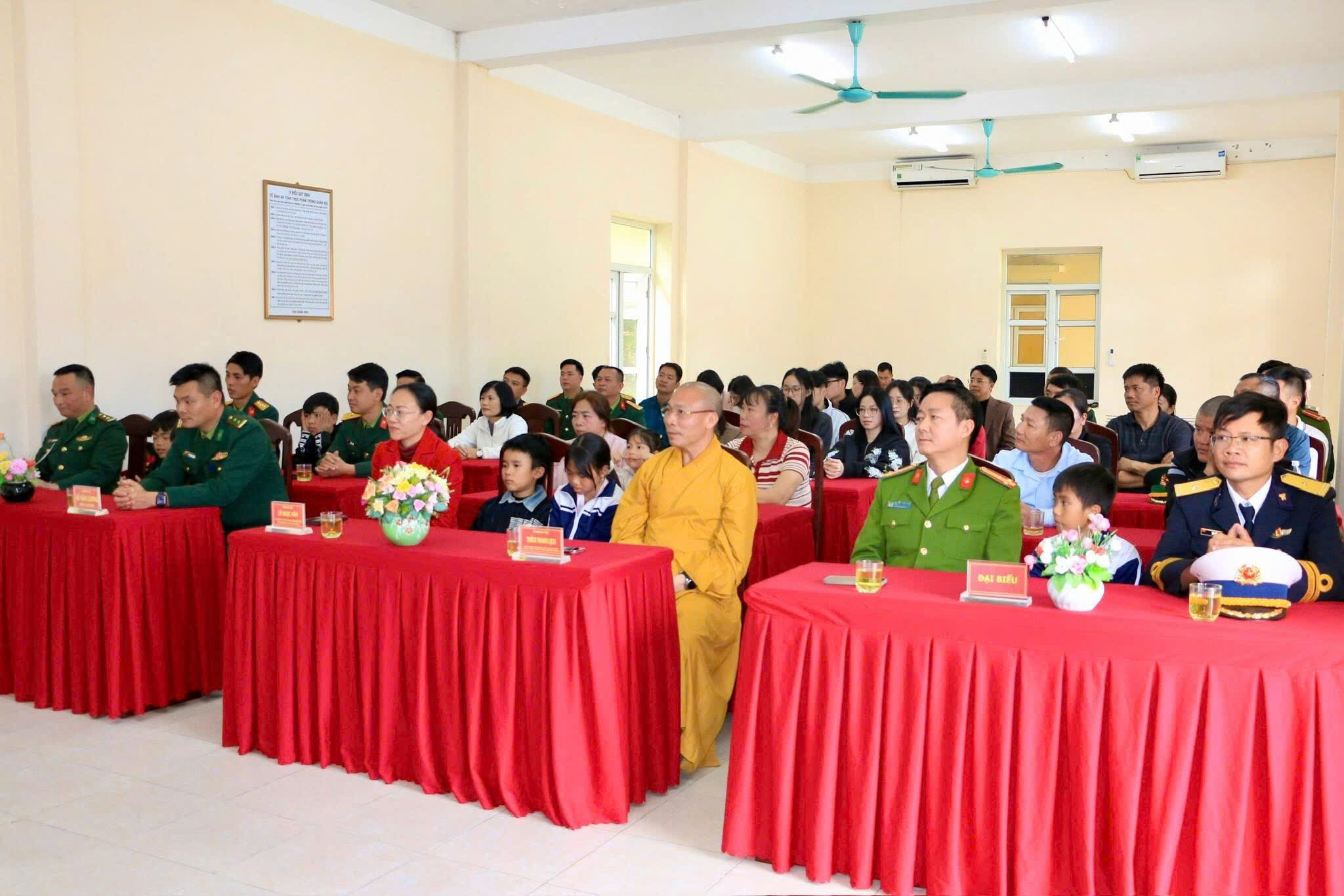 Tham dự chương trình có thầy trụ trì cùng các ban ngành đến dự, chia sẻ động viên bà con Nhân dân trên đảo.