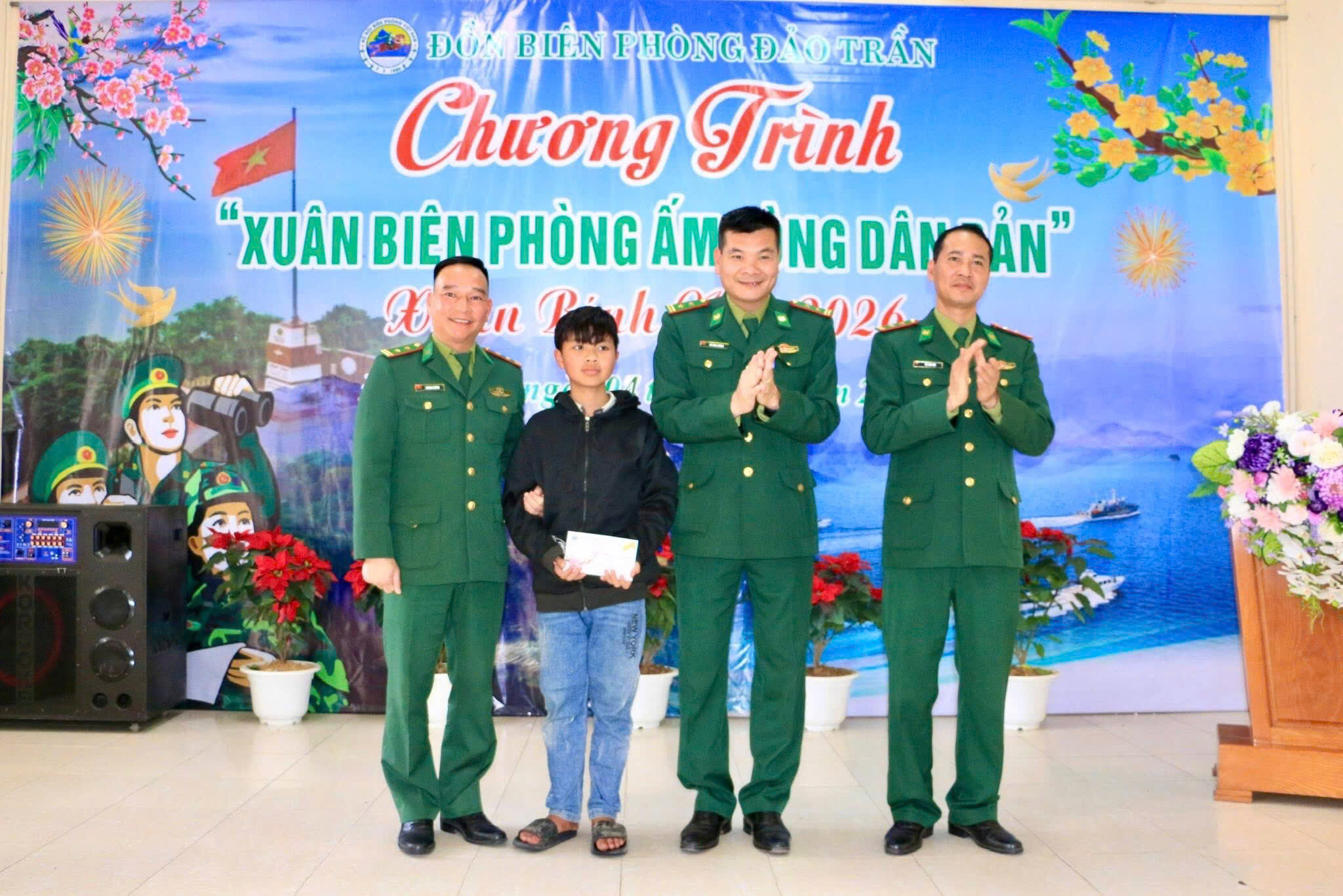 Chương trình “Nâng bước em tới trường – Con nuôi Đồn Biên phòng” cũng được nhận quà Xuân, tiếp thêm động lực để các em vượt qua khó khăn, vươn lên trong học tập.
