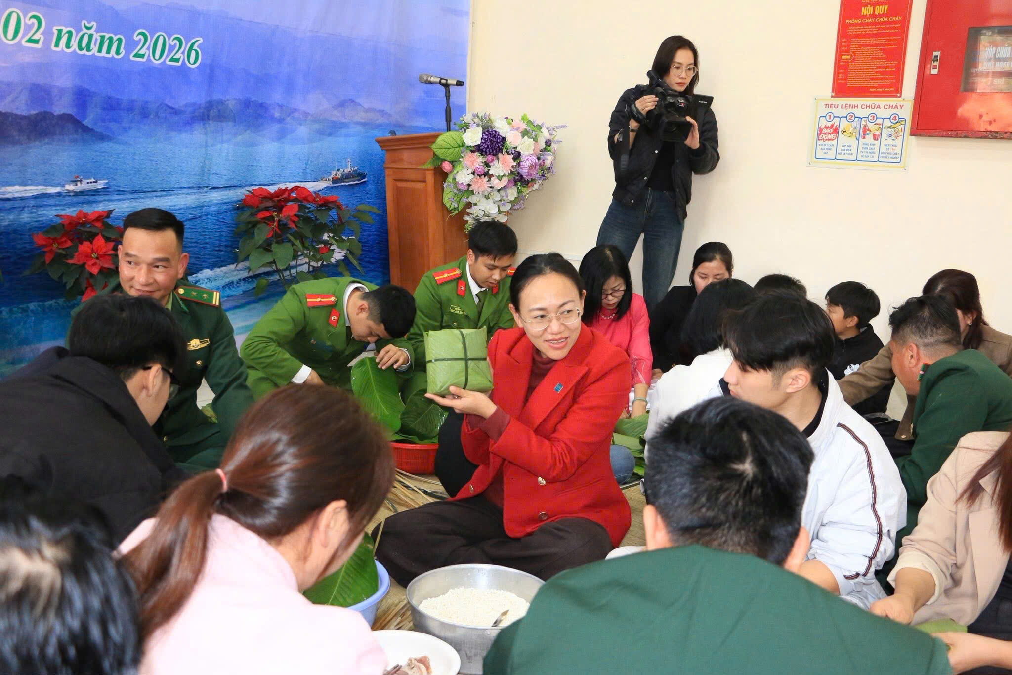 Hoạt động gói bánh chưng trong không khí ngày tết thật ấm áp.