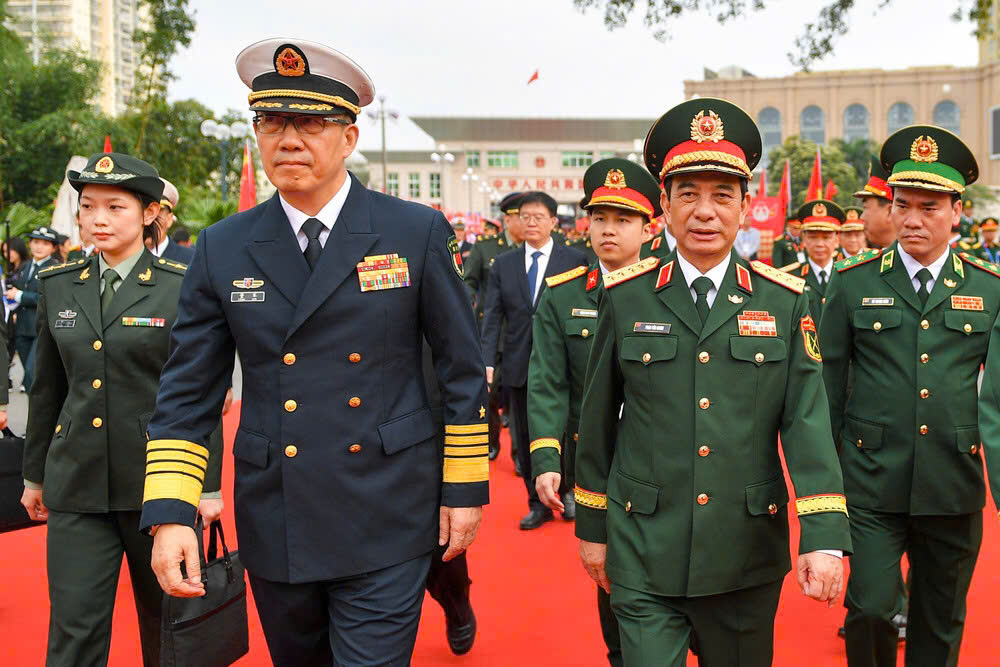 Trong không khí tưng bừng, phấn khởi chào đón đoàn đại biểu cấp cao hai nước Việt Nam và Trung Quốc, nhân dân khu vực biên giới cùng các em học sinh đã hòa mình vào không gian rực rỡ sắc cờ hoa. Những tràng vỗ tay vang dội, những tiếng hô hào vang lên thể hiện tình cảm chân thành và sự mong muốn thắt chặt mối quan hệ hữu nghị giữa hai quốc gia.
