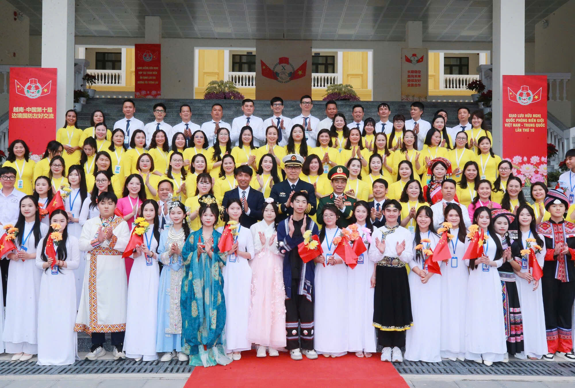 Đoàn đại biểu hai nước đã thăm Trường THPT Trần Phú – một cơ sở giáo dục tiêu biểu của địa phương.