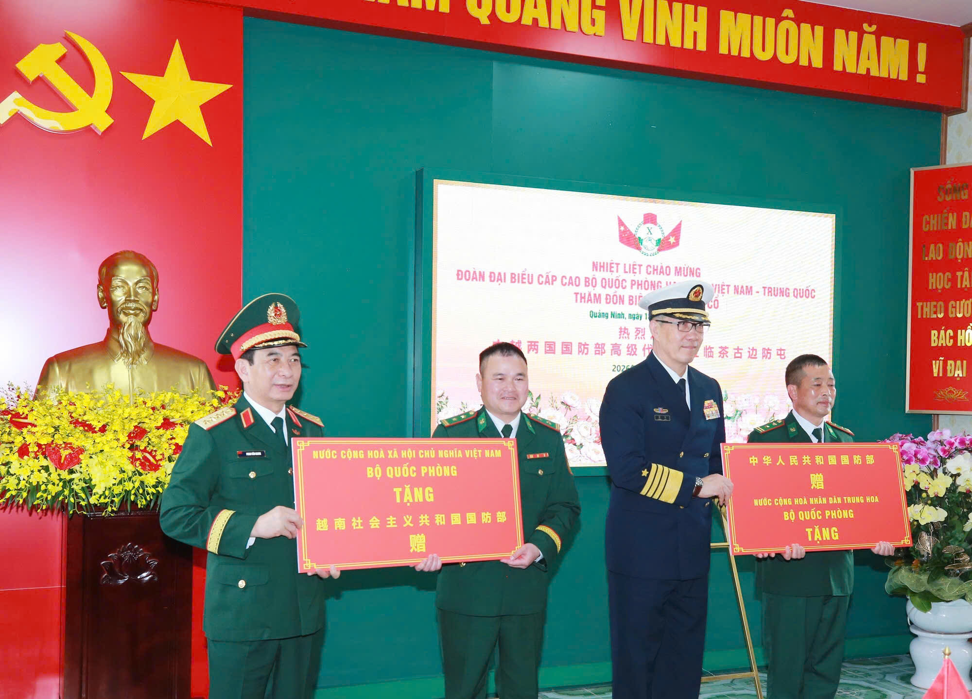 Chuyến thăm Đồn Biên phòng Trà Cổ của hai Bộ trưởng là một dấu ấn nổi bật. Tại đây, các hoạt động trao đổi, chia sẻ kinh nghiệm giữa lực lượng quản lý, bảo vệ biên giới hai nước. 