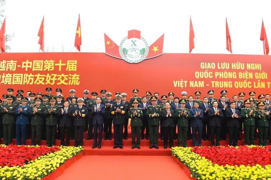 Đoàn đại biểu hai nước Việt - Trung chụp ảnh kỷ niệm. 
