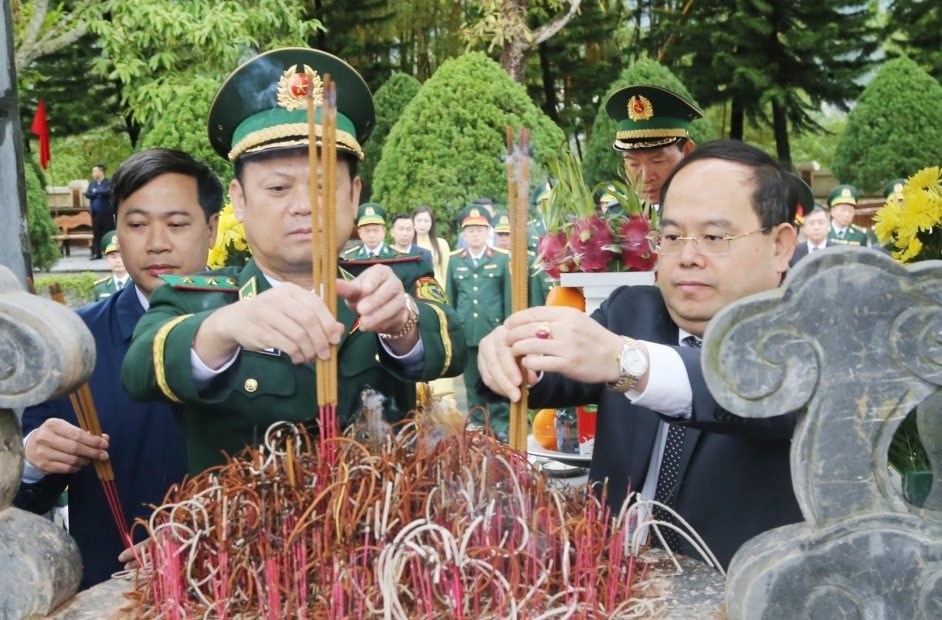 Đoàn đại biểu lãnh đạo tỉnh, lãnh đạo Bộ tư lệnh Biên phòng dâng hương tưởng niệm tại Khu tưởng niệm các anh hùng, liệt sĩ Pò Hèn.