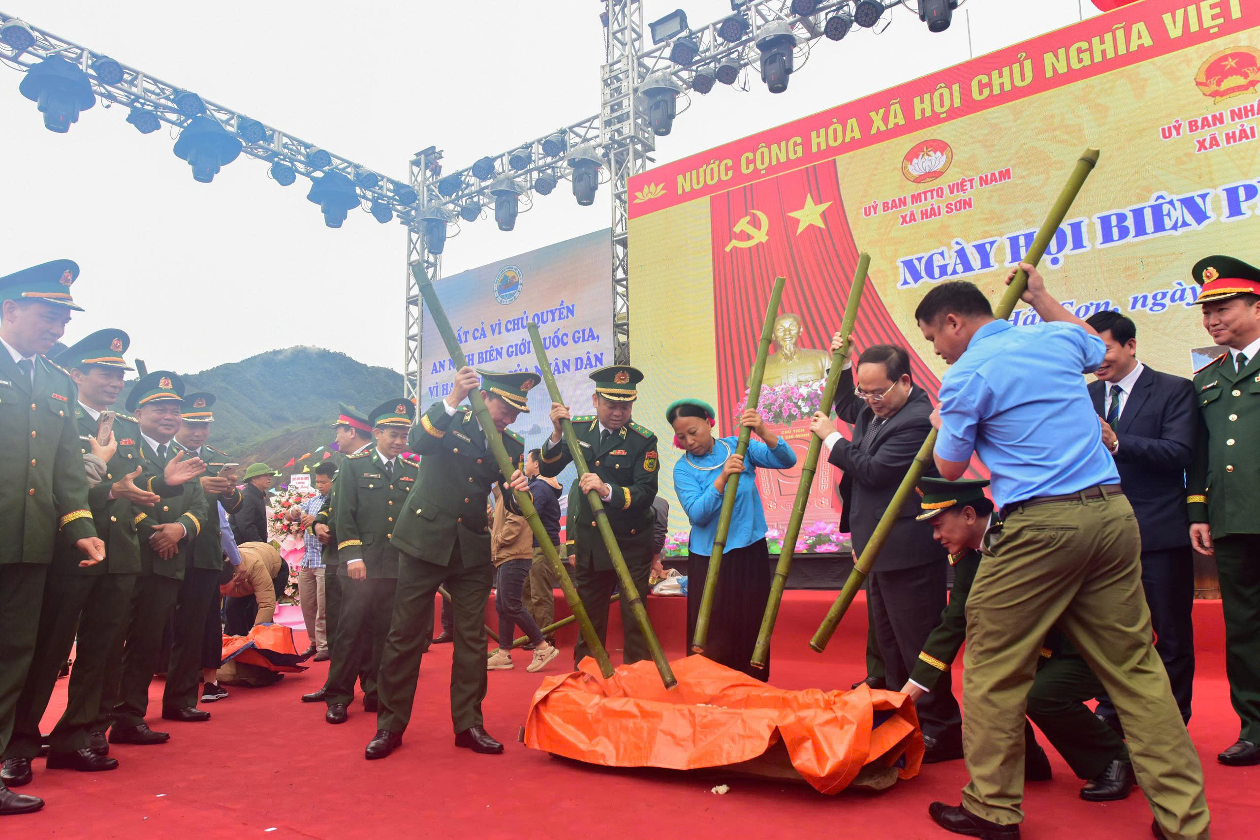 Trong không khí nhộn nhịn Ngày hội Biên phòng toàn dân khu vực phía Bắc, các Lãnh đạo cùng Nhân dân tham gia hoạt động chương trình.