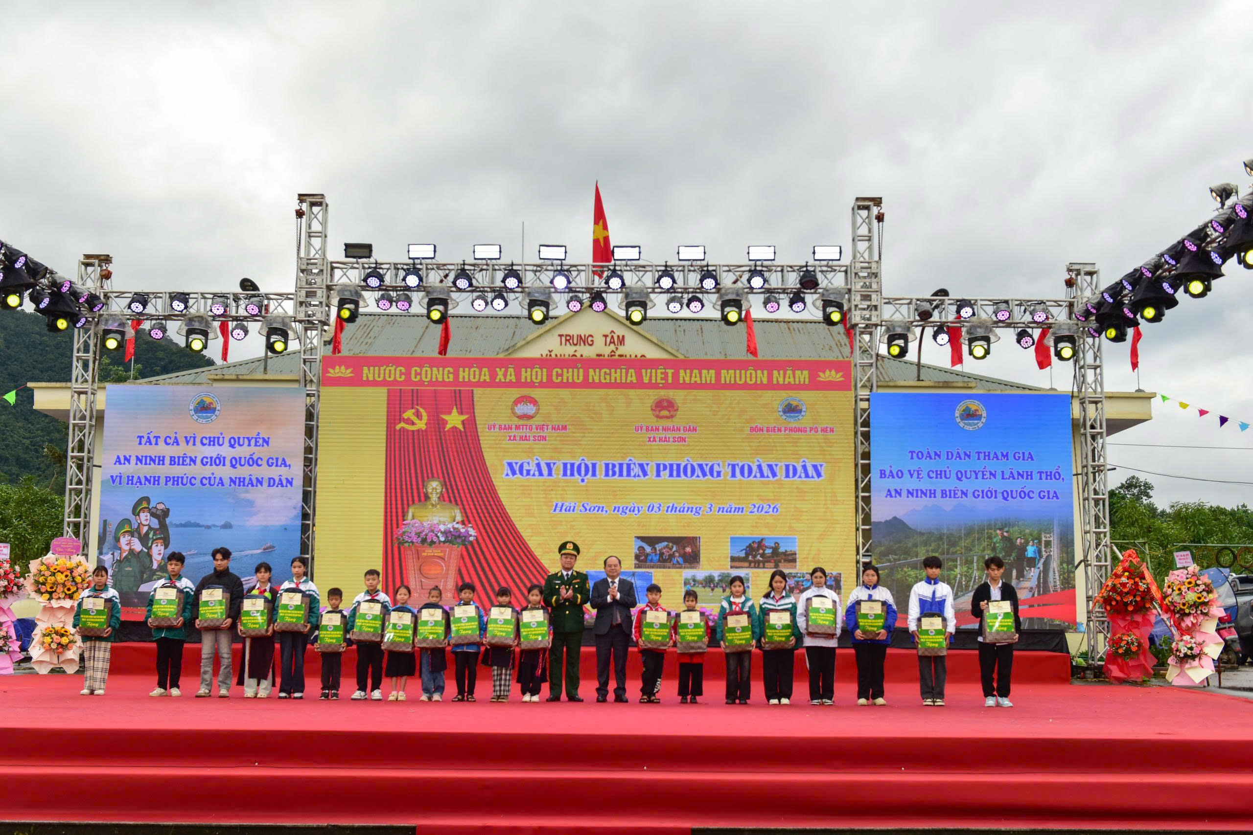 Đồng chí Quản Minh Cường, Bí thư Tỉnh ủy, Trưởng Đoàn ĐBQH tỉnh Quảng Ninh, Đồng chí Trung tướng Nguyễn Anh Tuấn; Chính ủy Bộ đội Biên phòng Việt Nam trao tặng quà cho các cháu học sinh.