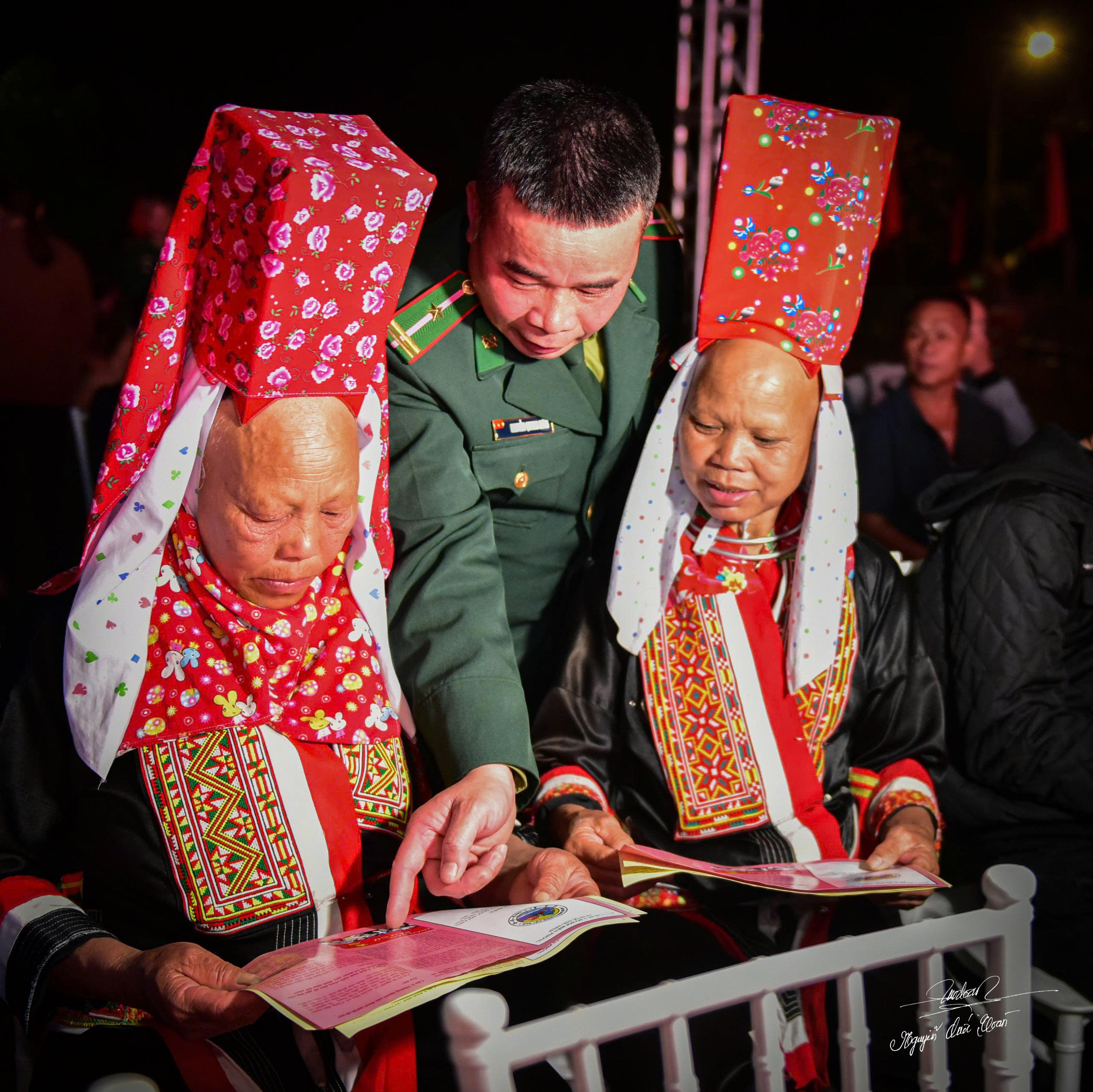 Cán bộ Biên phòng hướng dẫn người dân hiểu về luật biên giới.