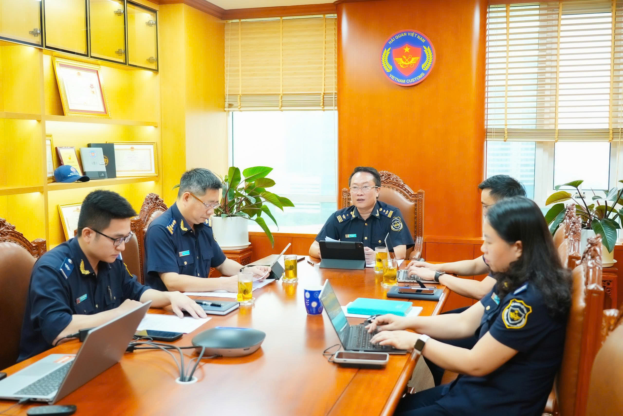 ông Đặng Văn Đức, Phó Chi cục trưởng Chi cục Điều tra chống buôn lậu, Cục Hải quan Việt Nam hội đàm trực tuyến với Hải quan Trung Quốc, cùng các đối tác quốc tế như UNODC, RILO AP, Hải quan Hồng Kông và Lực lượng Biên phòng Úc.