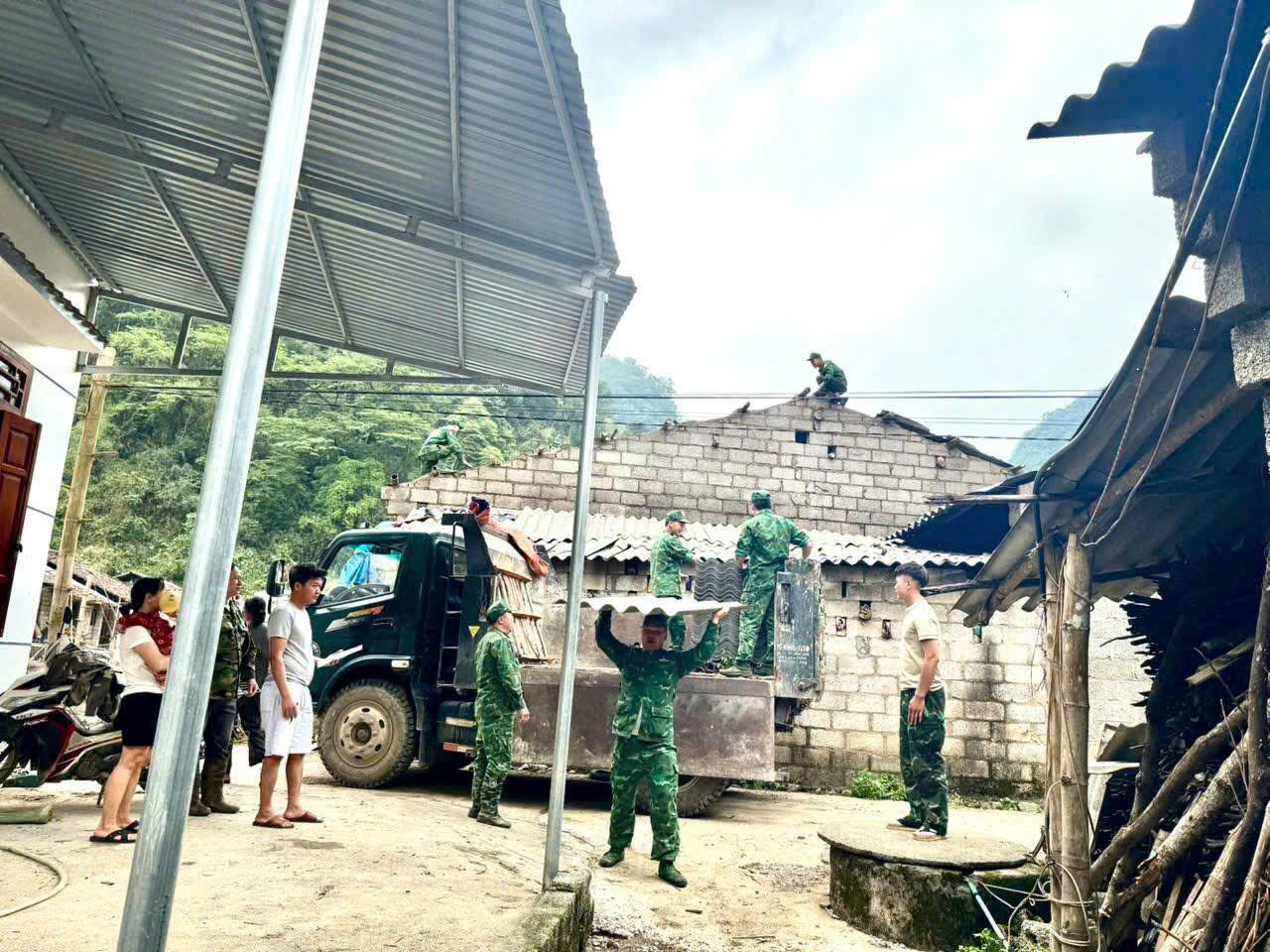 Đồn Biên phòng Ngọc Côn đã khẩn trương huy động 14 cán bộ, chiến sĩ sửa chữa nhà cửa bị tốc mái, thu gom vật dụng, vệ sinh môi trường, góp phần sớm ổn định cuộc sống cho bà con.
