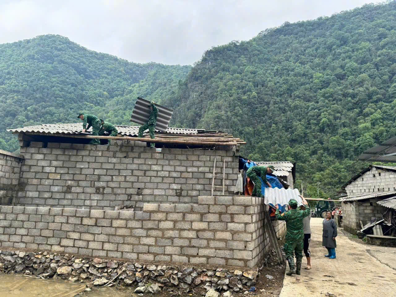 Bộ đội Biên phòng trong phòng, chống và khắc phục hậu quả thiên tai, mà còn góp phần củng cố niềm tin, tăng cường mối đoàn kết quân – dân nơi biên cương Tổ quốc.