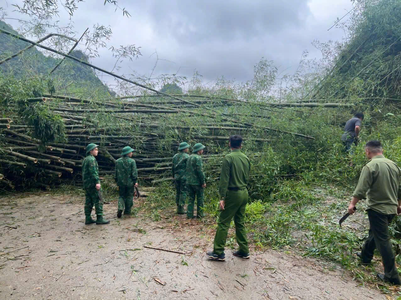 Cán bộ chiến sĩ Đồn Biên phòng Ngọc Chung và Cấp ủy, chính quyền đã nhanh chóng khắc phục hậu quả sau mưa giông. 