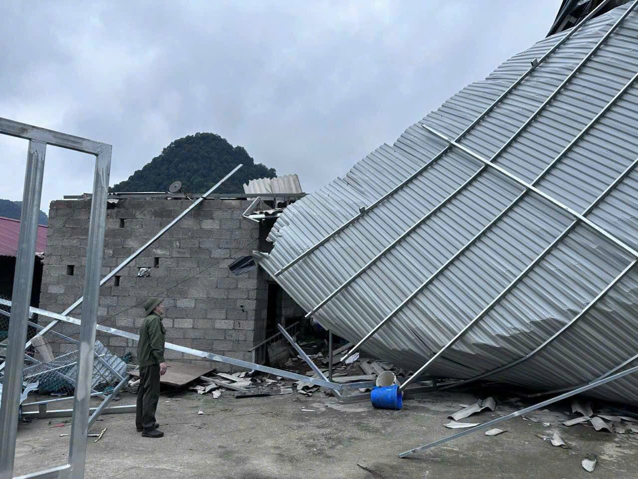 Giông lốc đã hất tung nhiều mái nhà gây thiệt hại nghiệm trọng đến các hộ gia đình.