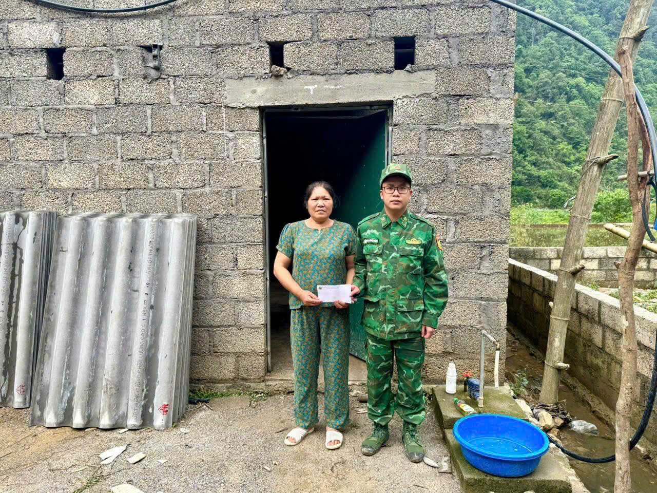 Các Đồn Biên Phòng Ngọc Chung và Ngọc Côn đã gửi tặng các hộ gia đình tiền để vượt qua khó khăn trước mắt.