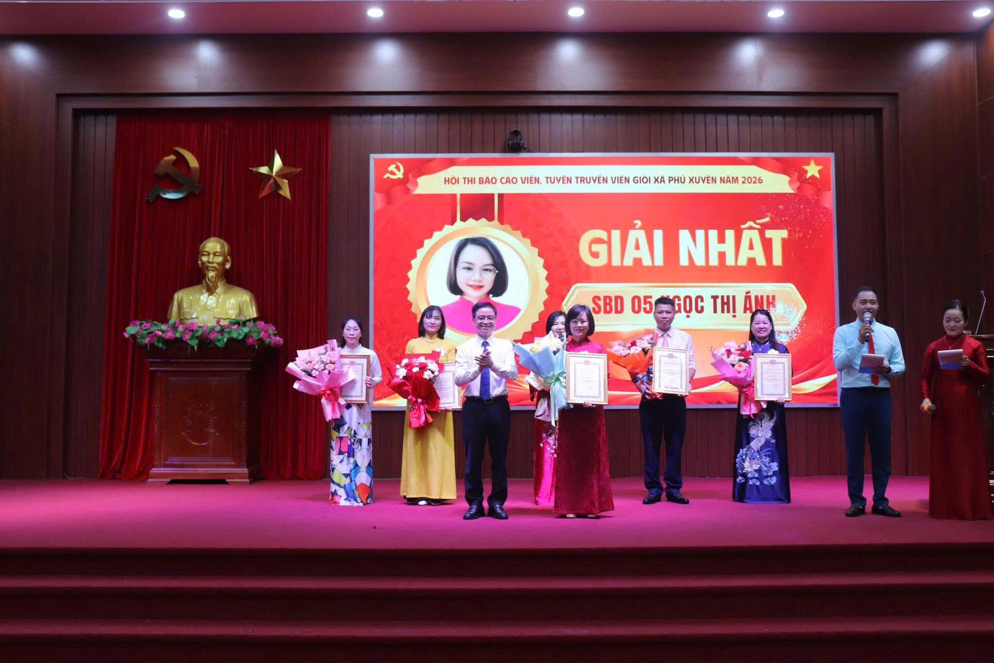 Trao giải cho các thí sinh báo cáo viên, tuyên truyền viên đạt giải nhất.