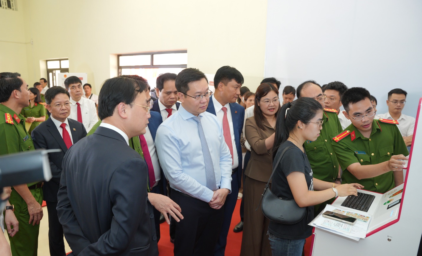 Ninh Bình thí điểm Kiosk thông minh, thúc đẩy chính quyền số và dịch vụ công hiện đại 6 Ninh Bình thí điểm Kiosk thông minh, thúc đẩy chính quyền số và dịch vụ công hiện đại