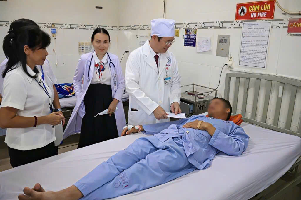 7.	Distinguished Physician, MSc. Specialist Level II Dr. Lê Huy Thạch kindly and attentively visited and presented gifts to patients receiving treatment at Ninh Thuan General Hospital.