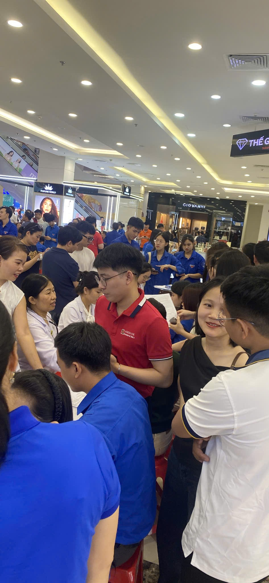 Thanh niên trong khu vực đến khám sàng lọc bệnh phổi để lân được Xuất khẩu