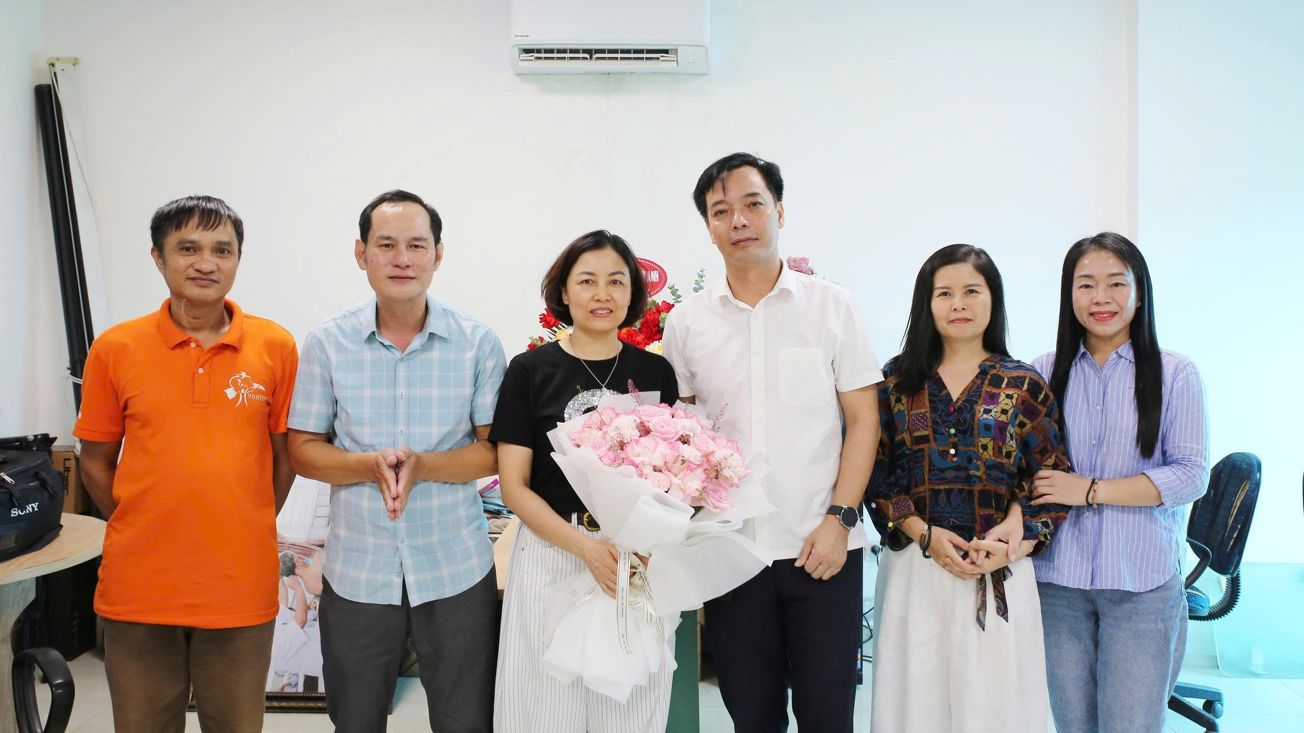  Giám đốc bệnh viện bác sỹ Nguyễn Đức Quảng, tặng hoa chuc mừng…..