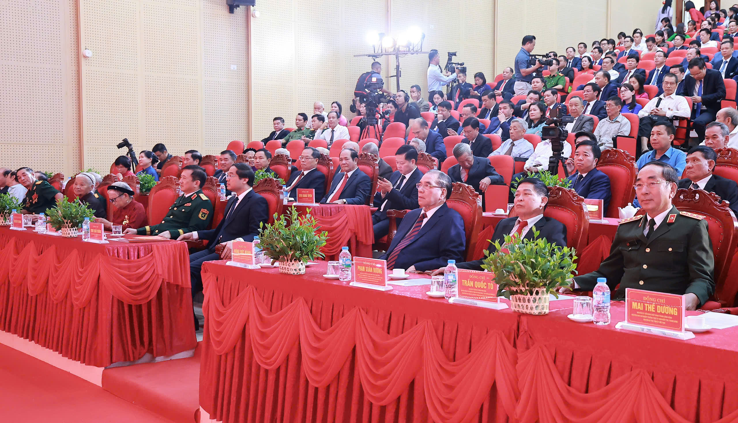 Các đại biểu dự Lễ kỷ niệm 90 năm thành lập cơ sở Đảng Cộng sản đầu tiên của tỉnh Thái Nguyên.