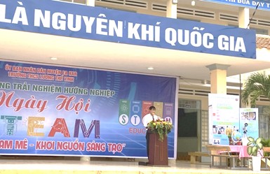 Hiệu trưởng phát biểu