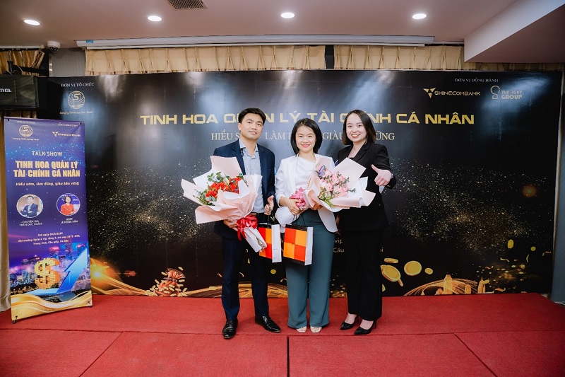 Lãnh đạo SEDU tặng hoa gửi lời cảm ơn đến hai vị chuyên gia.