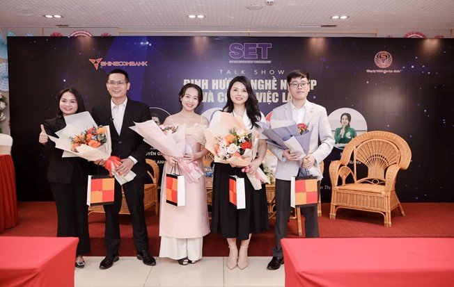 Tặng hoa tri ân diễn giả