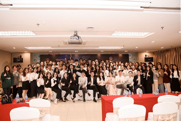 Chụp hình lưu niệm tại chương trình