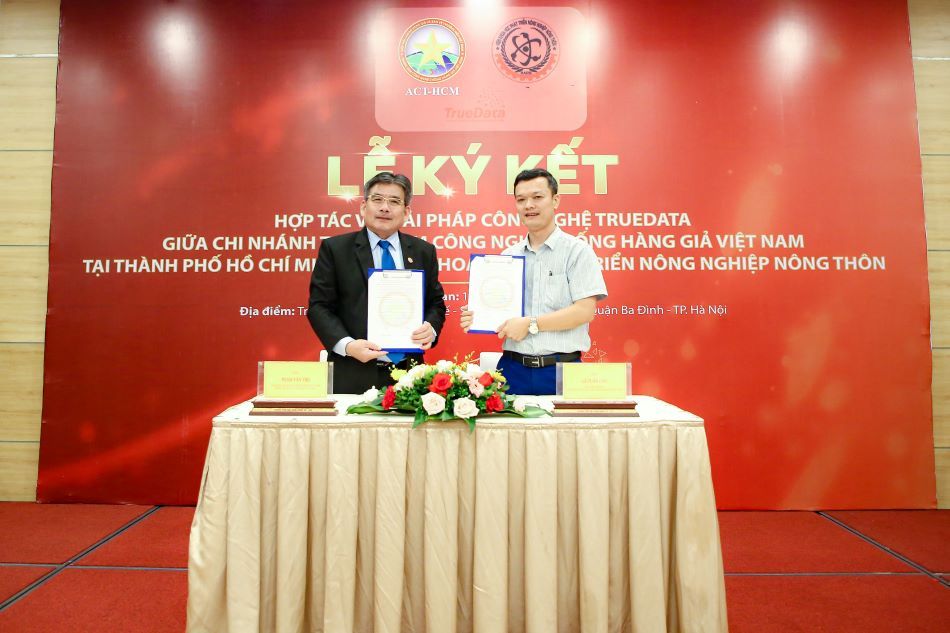 Ông Phạm Văn Thọ - Giám đốc chi nhánh ACT tại Sài Gòn (tay trái) và ông Lê Tuấn Can - Đại diện RADSI (Tay phải)